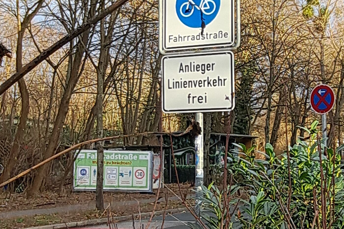 Fahrradstraße mit aufgestelltem Hinweisschild zu den Regeln