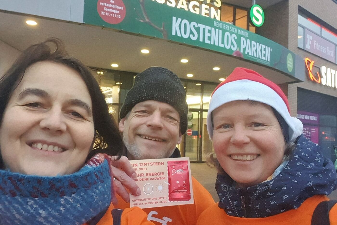 Lydia, Renate und Stephan nach der Verteilung