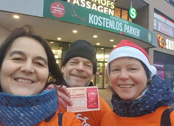 Lydia, Renate und Stephan nach der Verteilung