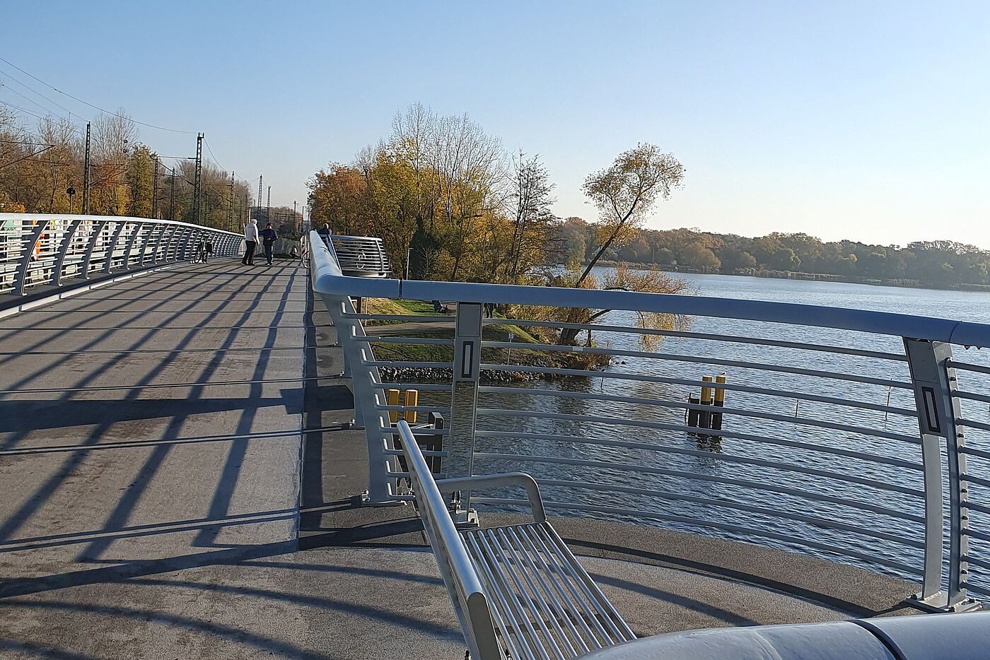 Bank auf Brücke