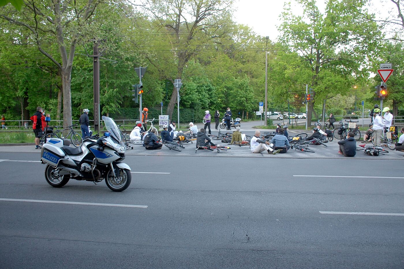 Schweigeminute an der Konrad-Wolf-Allee