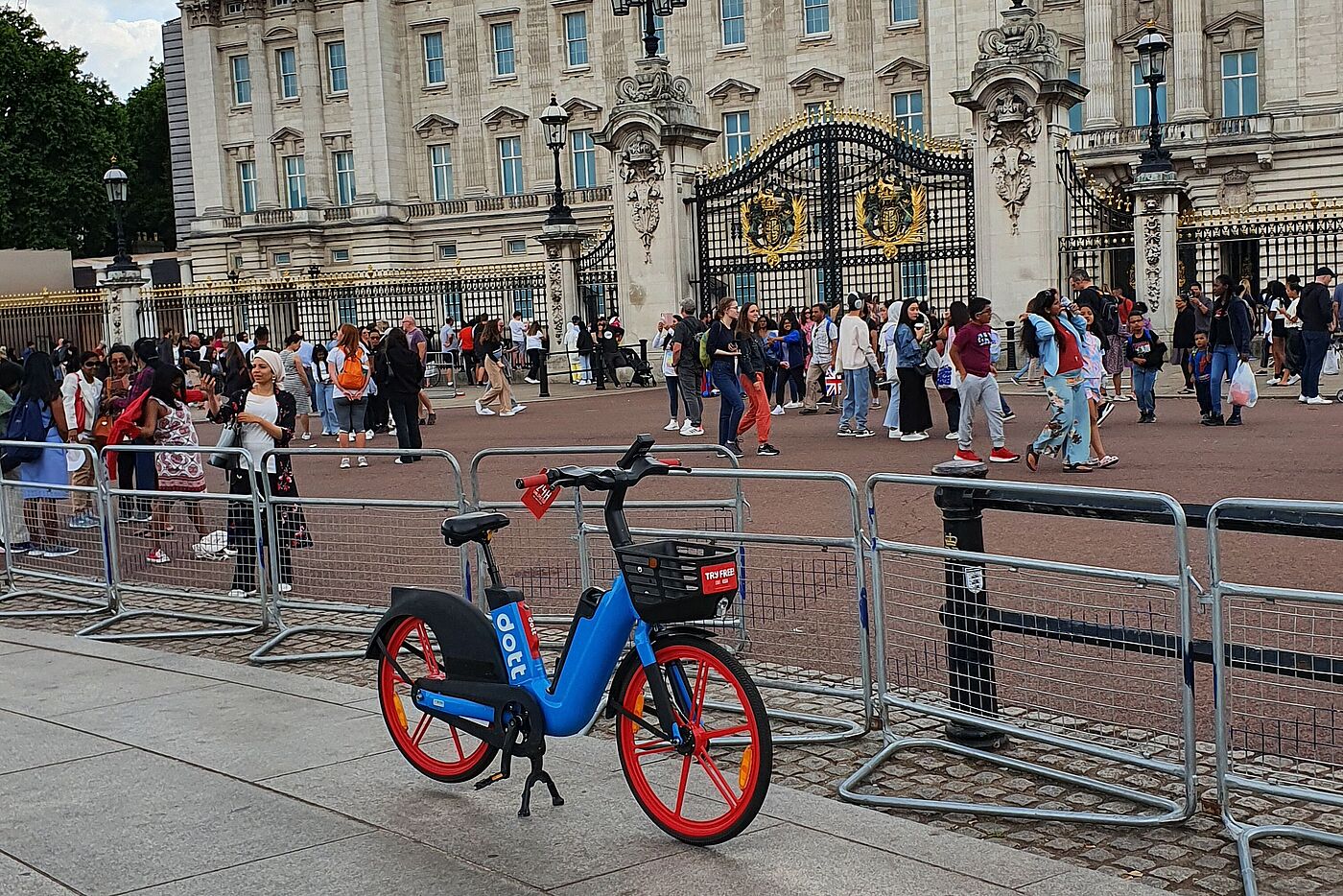 Leihrad in London vor dem Buckingham Palace