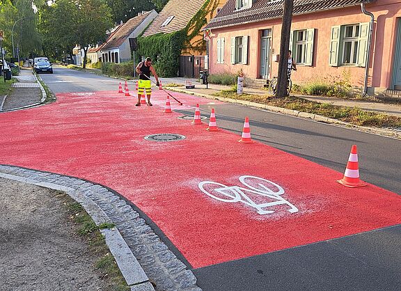 Rote Markierung auf der Stahnsdorfer Straße als Fahrradstraße