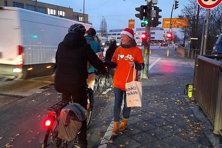 Lydia als Nikolaus bei der Verteilung