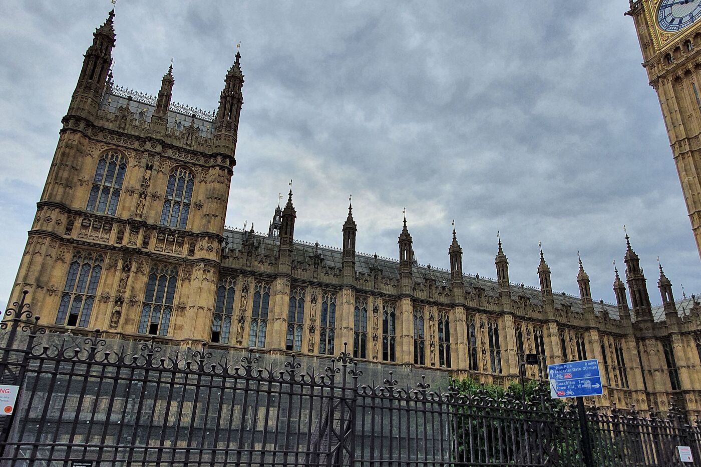 House of Parliaments mit Fahrradschild