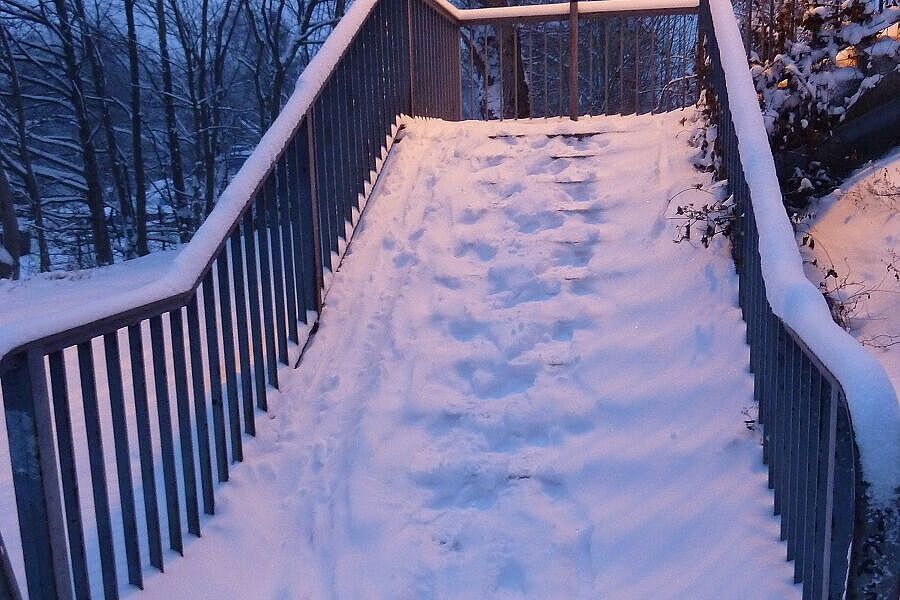 Verschneiter Zugang zur alten Brücke