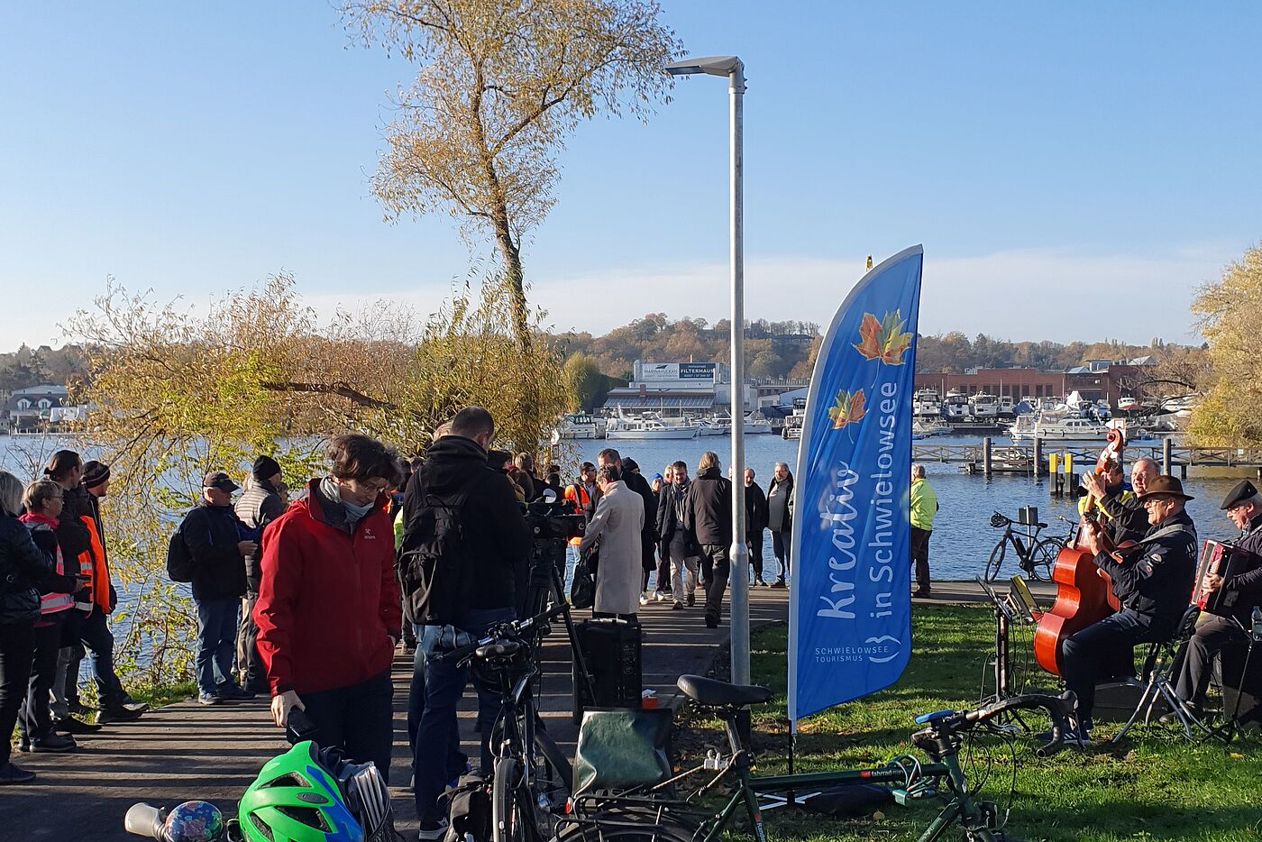 gut besuchte Eröffung mit Musik